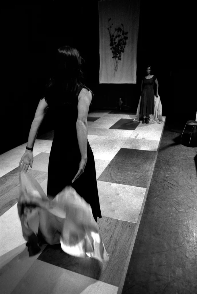 Linked image (Kimono Sisters_Cosmic Illusion Productions_John Leerdam_5