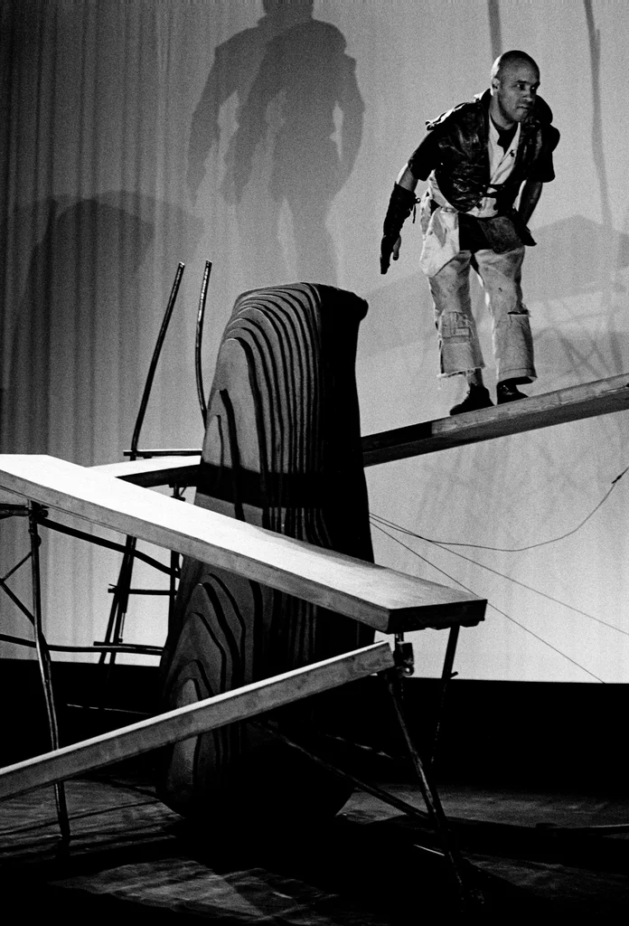 Linked image (Boodschapper van de lucht_Theatergroep Pruim_Allan Zipson_4