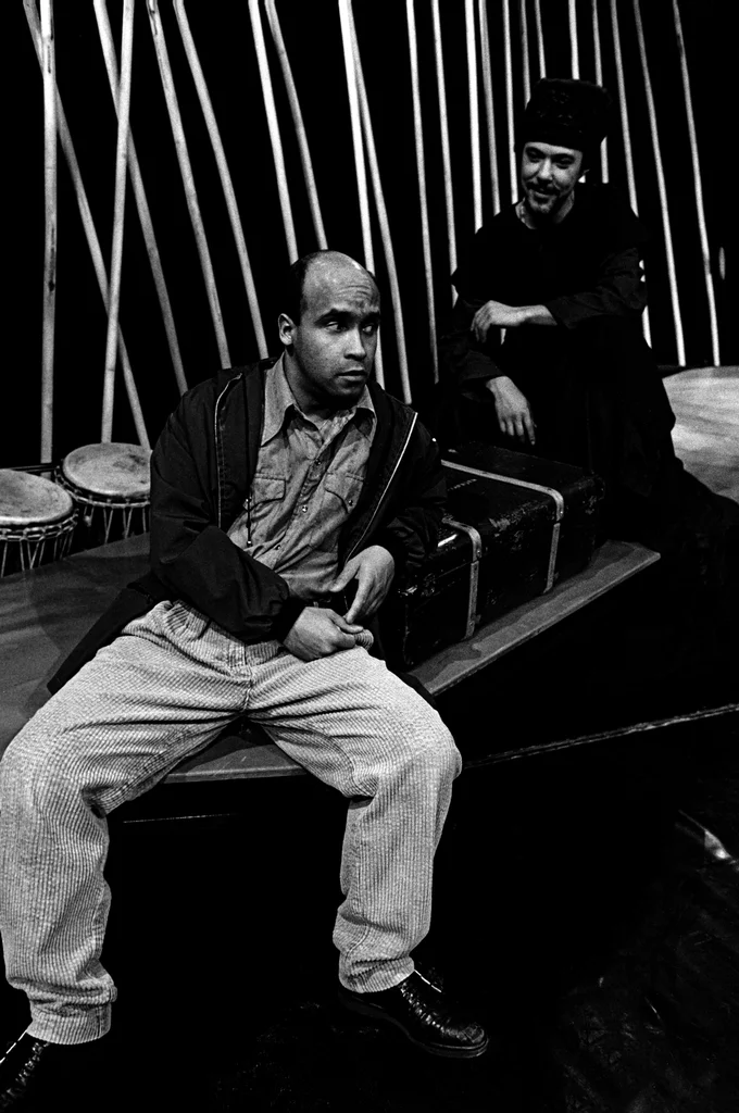 Linked image (Boodschapper van de lucht_Theatergroep Pruim_Allan Zipson_18