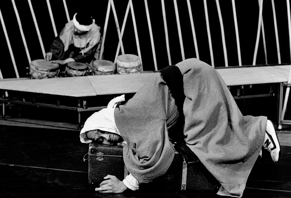 Linked image (Boodschapper van de lucht_Theatergroep Pruim_Allan Zipson_10