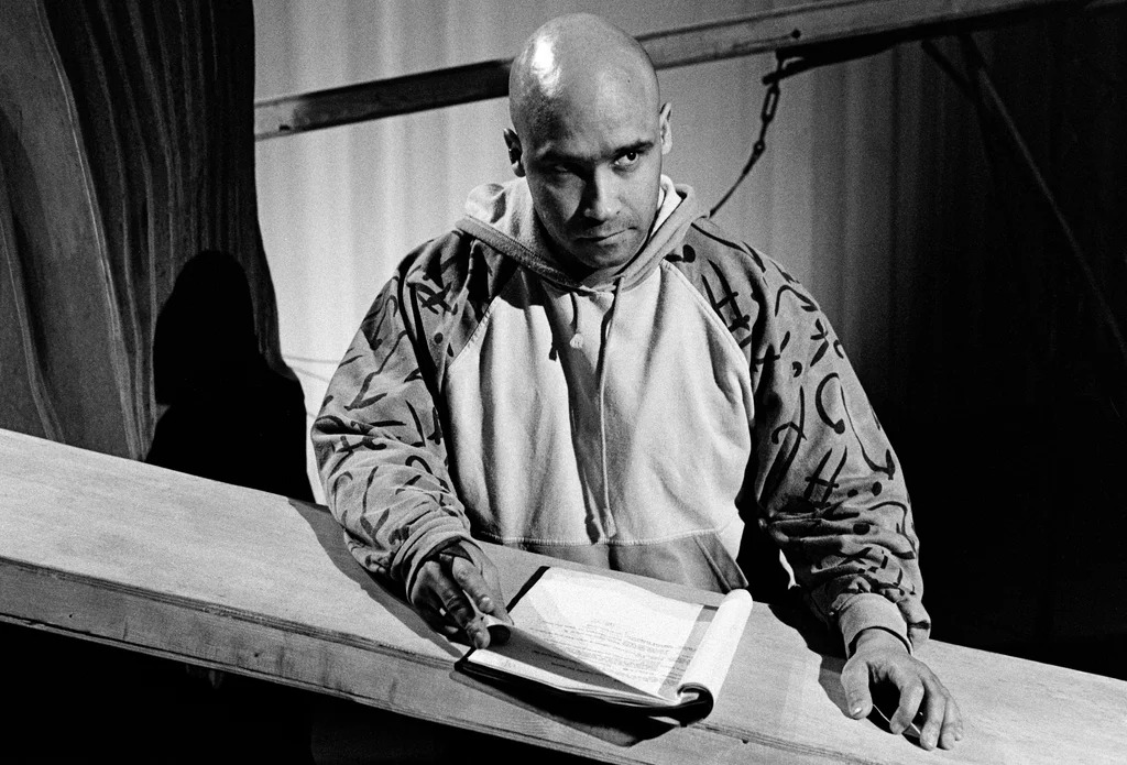 Linked image (Boodschapper van de lucht_Theatergroep Pruim_Allan Zipson_3