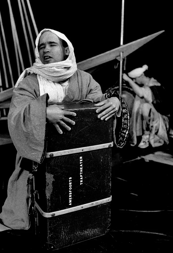 Linked image (Boodschapper van de lucht_Theatergroep Pruim_Allan Zipson_14