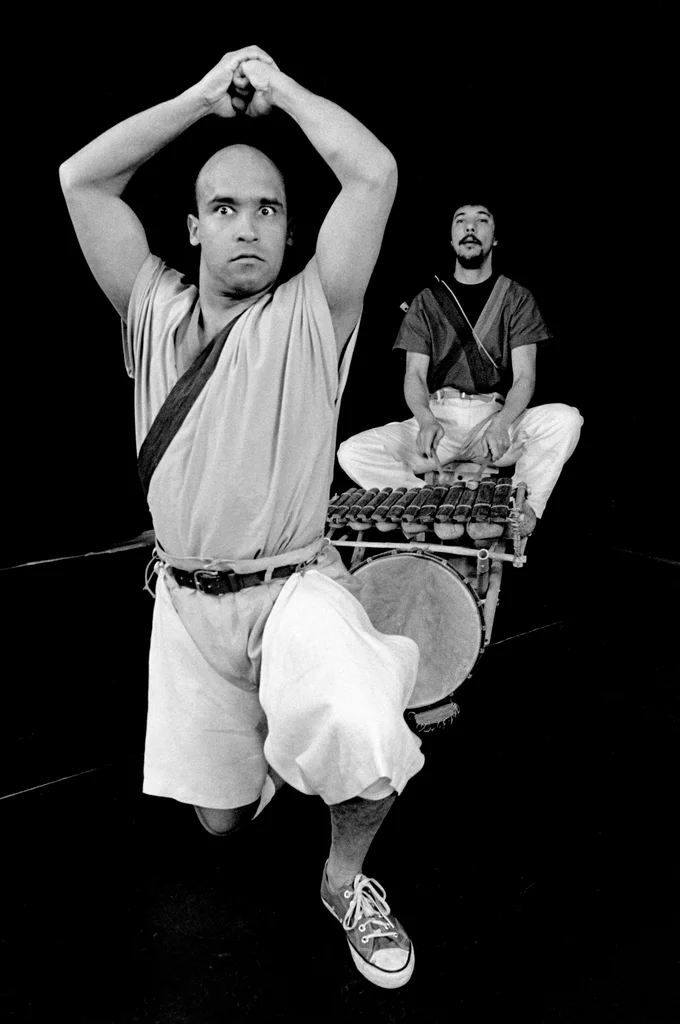 Linked image (Boodschapper van de lucht_Theatergroep Pruim_Allan Zipson_5