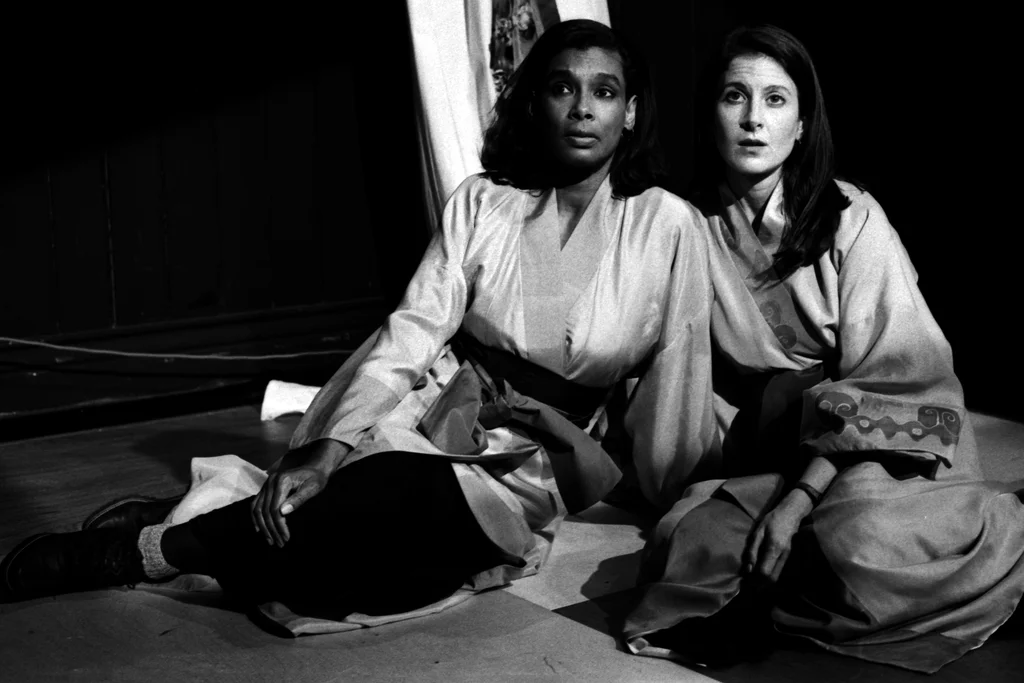 Linked image (Kimono Sisters_Cosmic Illusion Productions_John Leerdam_8