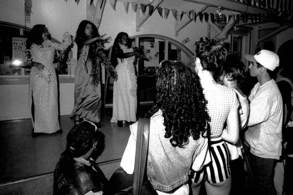 Linked image (Benefiet Mo Money_Theatergroep Artisjok Nultwintig_Spelers_21