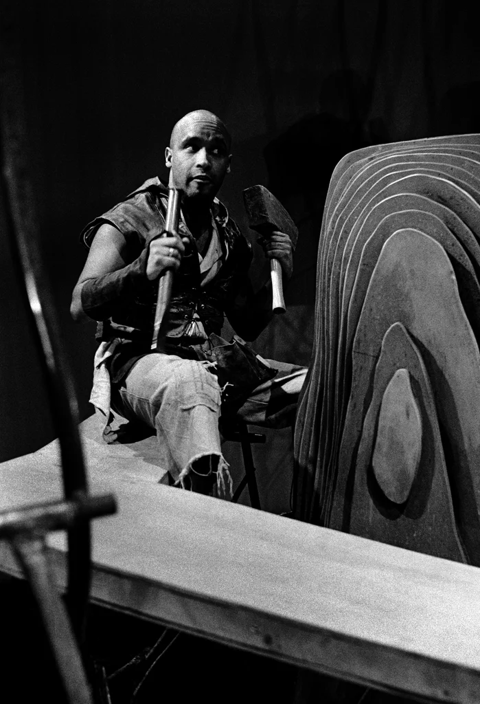 Linked image (Boodschapper van de lucht_Theatergroep Pruim_Allan Zipson_6