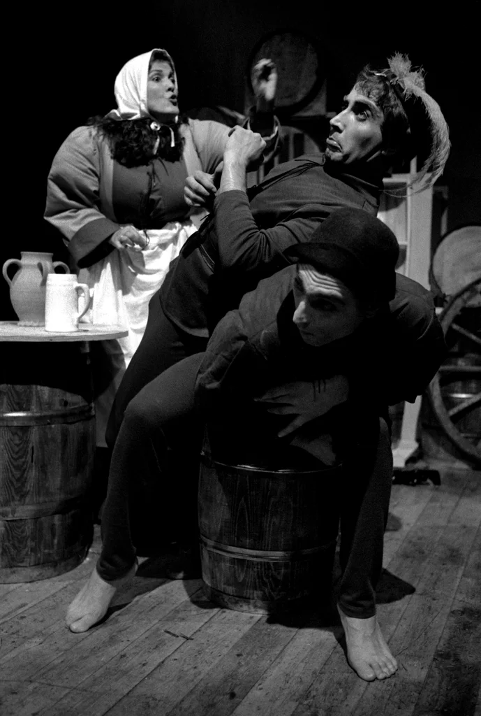 Linked image (Klucht van de koe_Amsterdam Sanat Tiyatrosu_Ayse Emel Mesci_1