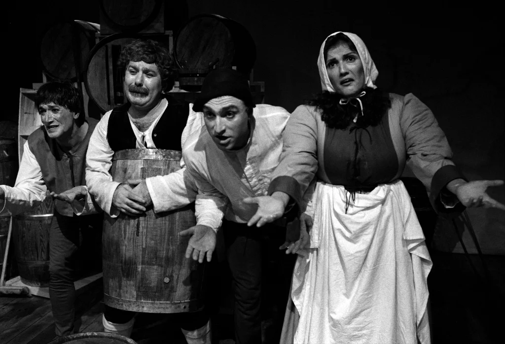 Linked image (Klucht van de koe_Amsterdam Sanat Tiyatrosu_Ayse Emel Mesci_4