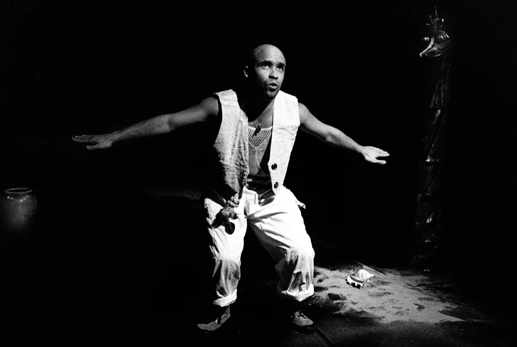 Linked image (Mamparagutu_Theatergroep Pruim_Helmert Woudenberg_7