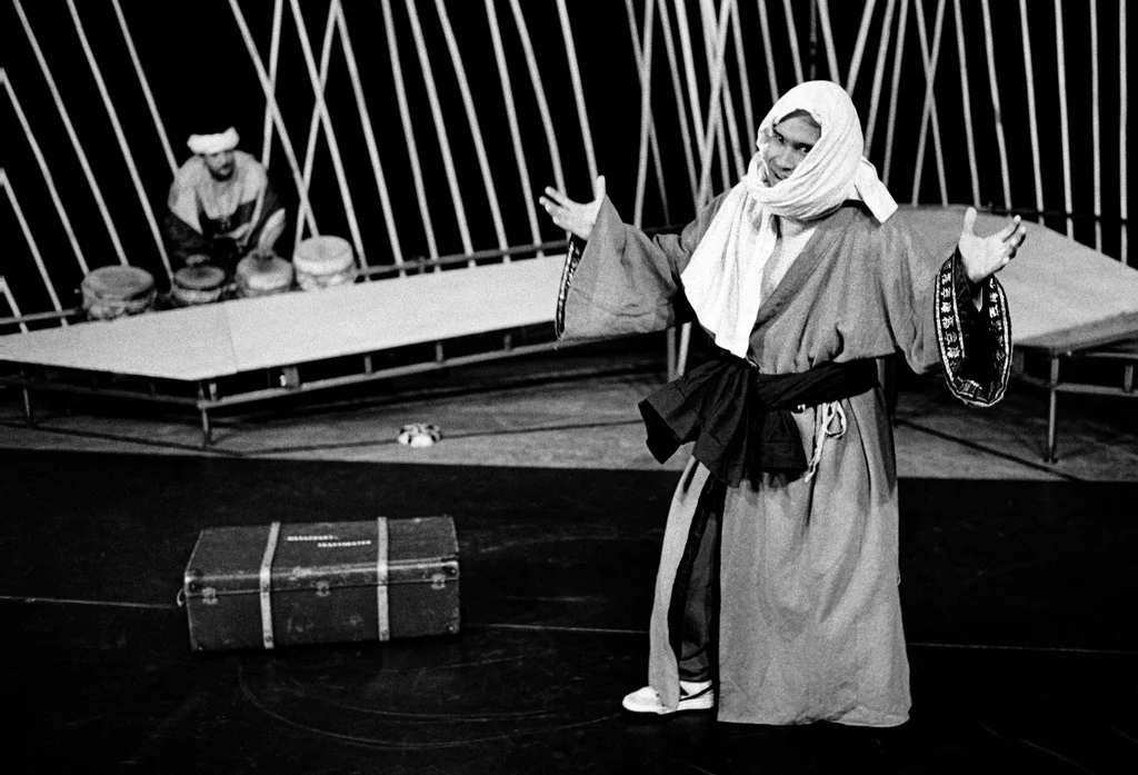 Linked image (Boodschapper van de lucht_Theatergroep Pruim_Allan Zipson_9