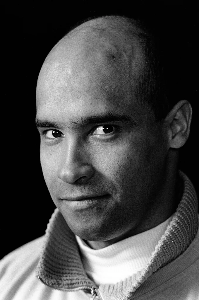 Linked image (Boodschapper van de lucht_Theatergroep Pruim_Allan Zipson_6