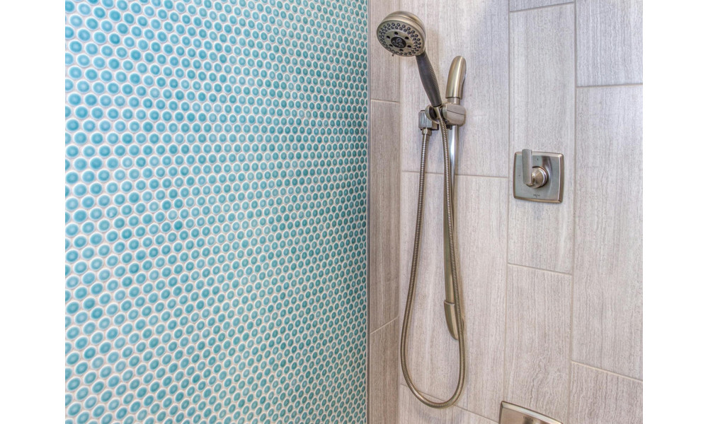 HANDHELD SHOWER HEAD INSTALLATION FOR ENHANCED SAFETY