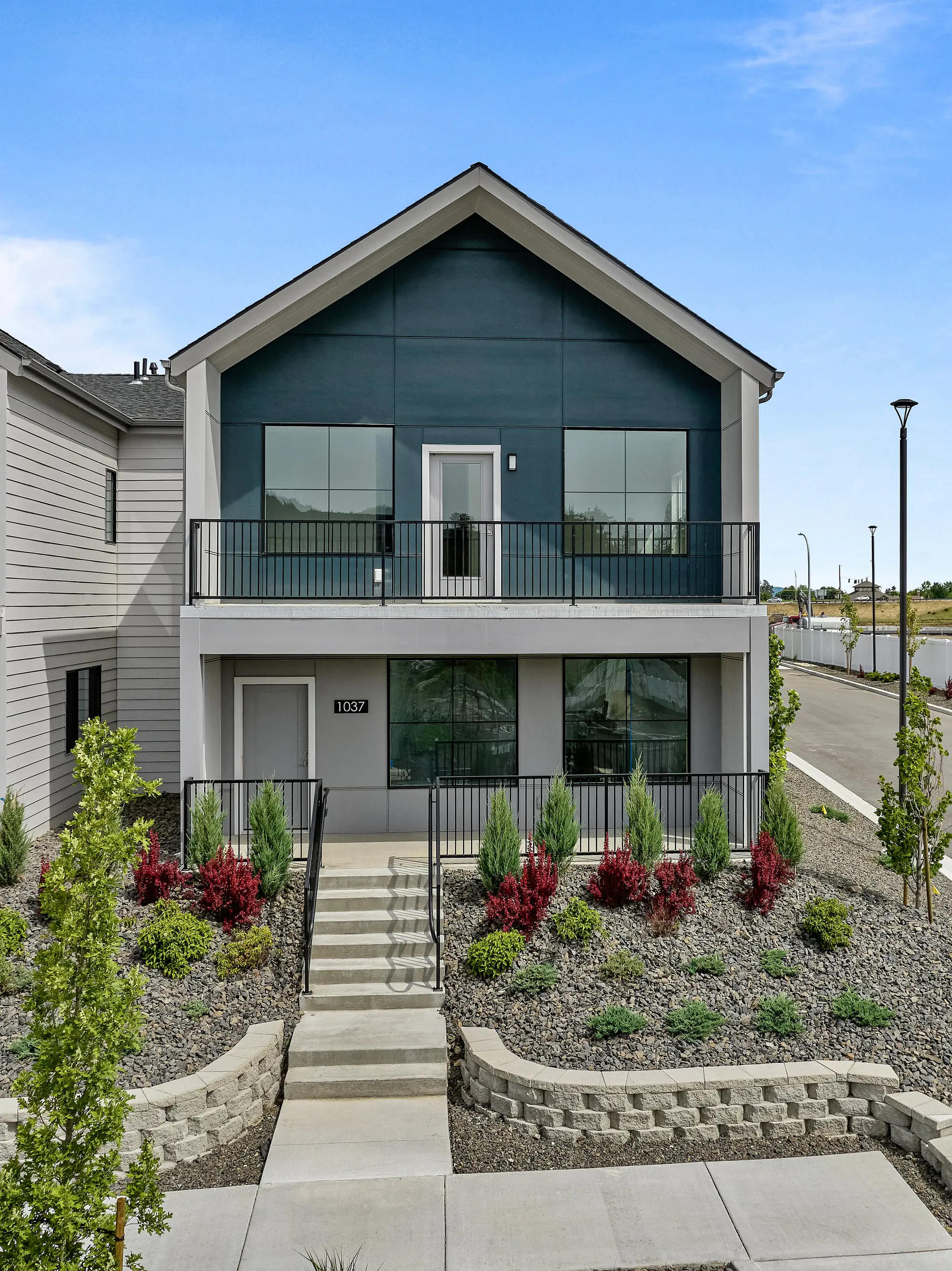 1037 E RAILROAD AVE (VISTA END)