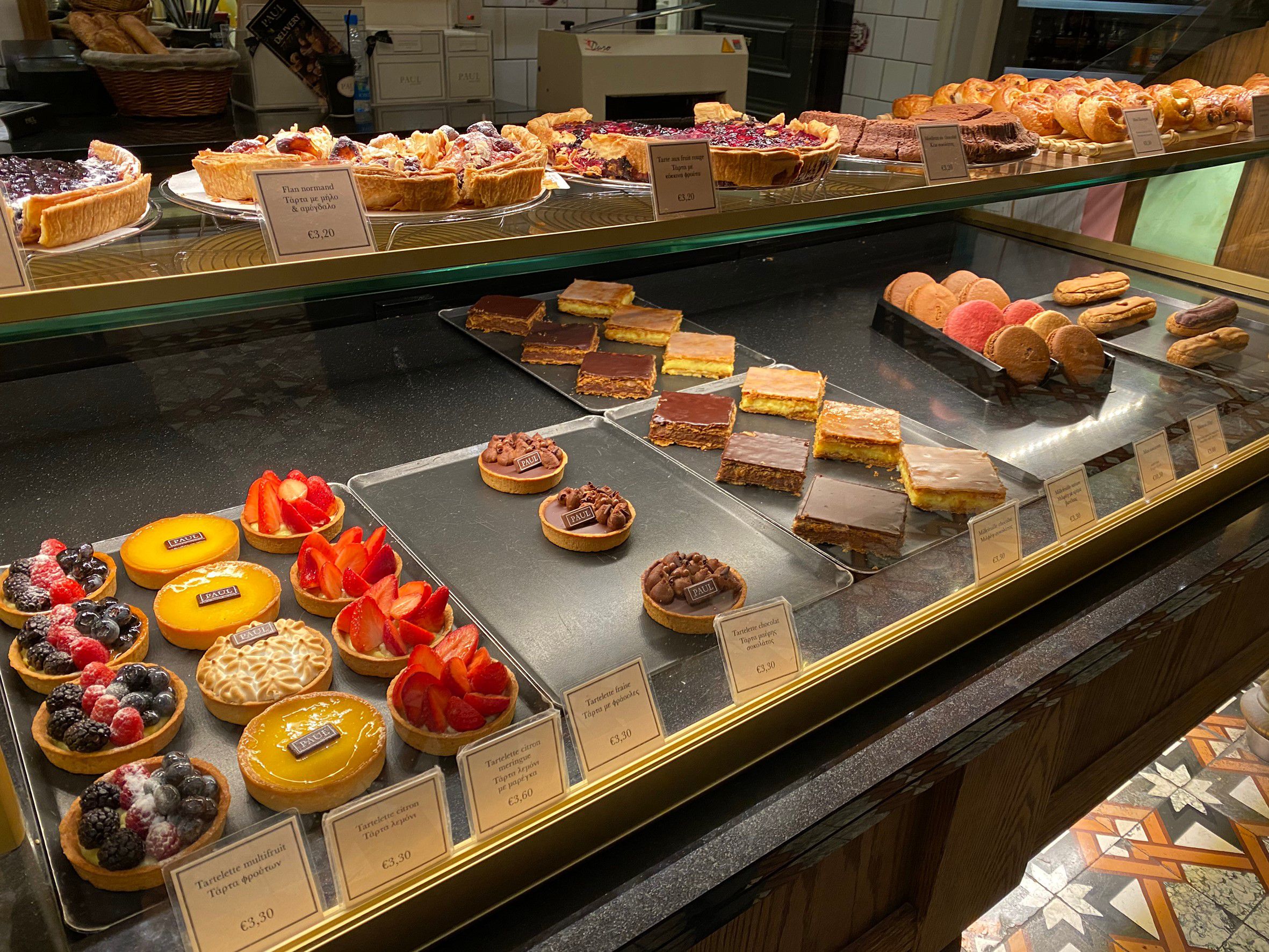 ショーケースのケーキ