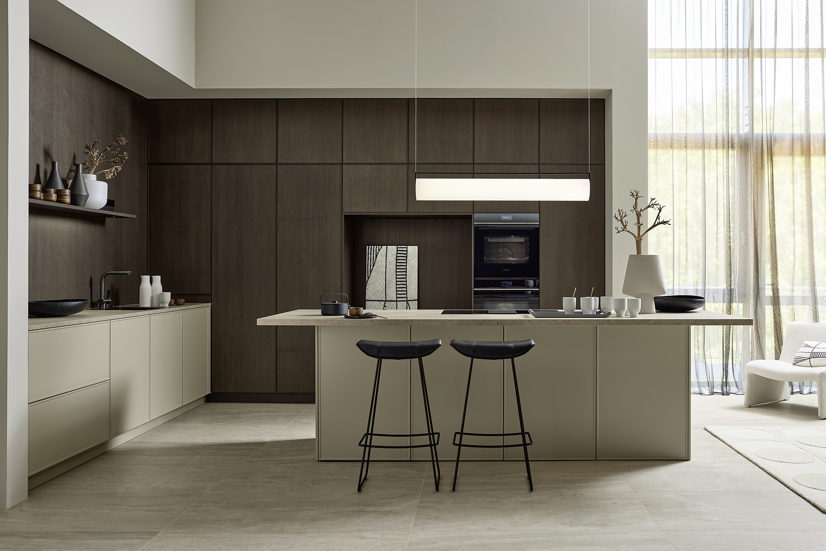 Cuisine grise : l'art de la nuance pour un espace au design moderne et affirmé