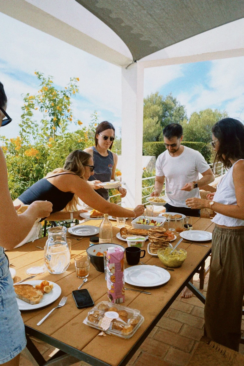 [P:6a4e8b237e0d8] Family-dinner-at-POMAR-na-serra-POMAR-coliving.jpg