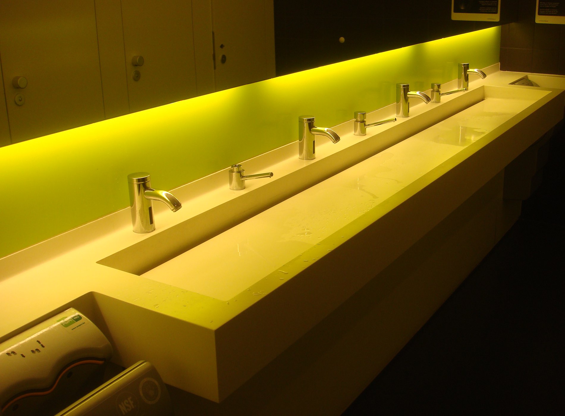 De lucht Bewolkt Altaar Novifor - Corian Sanitair solid surface