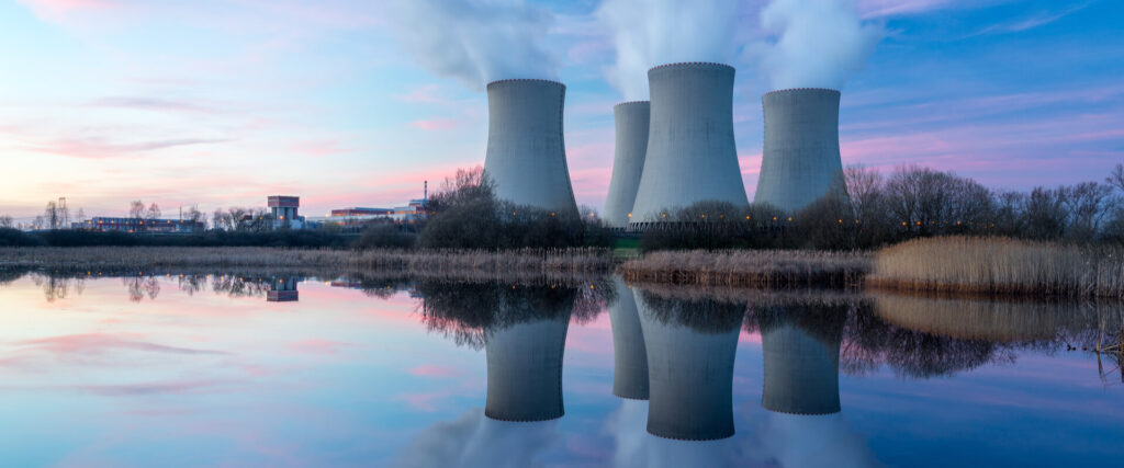 Geração de energia elétrica em uma usina nuclear.