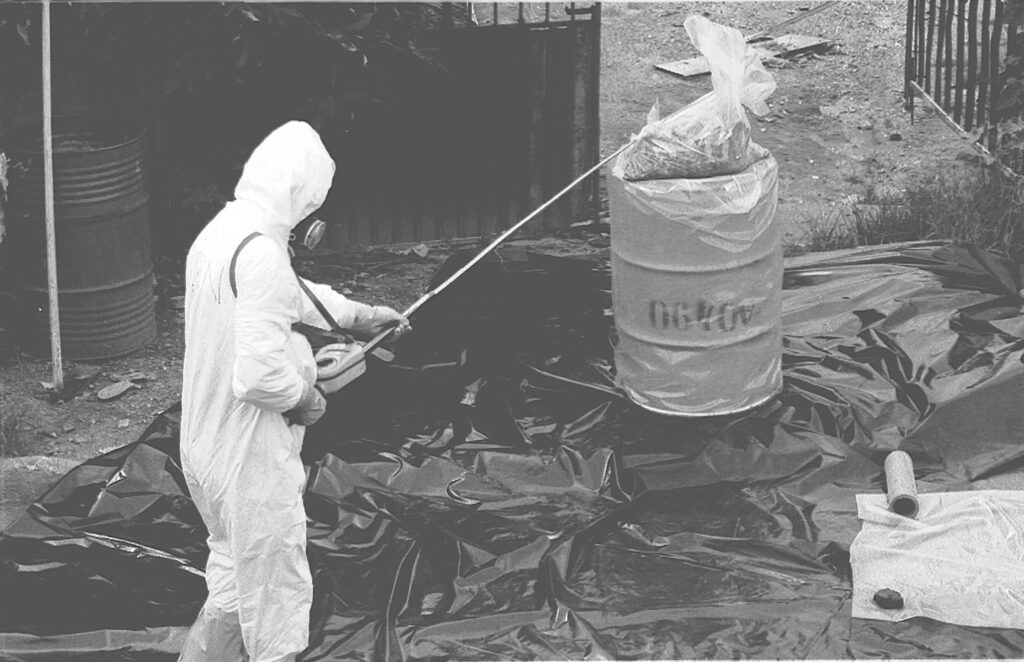 Imagem de um perito químico removendo uma quantidade de Césio-137 no ferro velho em Goiânia.