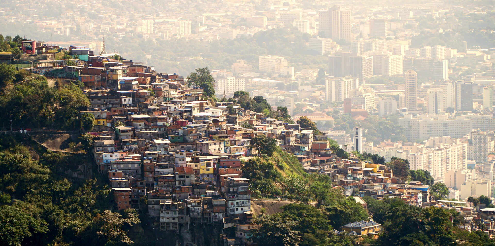 Favelas são fenômenos socioculturais devido a falta de planejamento urbano e políticas sociais, que geram o desequilíbrio do meio ambiente e outros problemas.