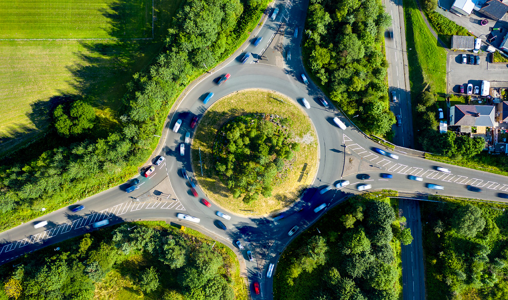 Ao realizar uma trajetória circular, os carros são submetidos a uma força centrípeta