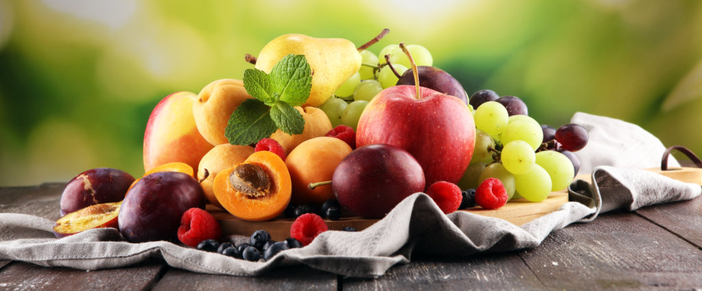 Imagem mostra uma mesa cheia de frutas em cima, demonstrando que é preciso ter uma boa alimentação no Carnaval.