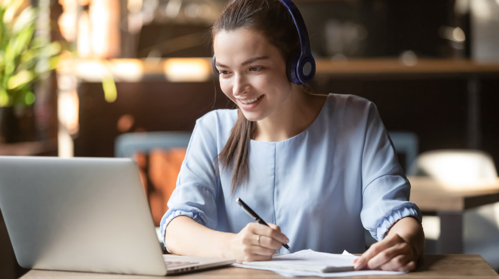 Menina que decidiu planejar os estudos assistindo a uma videoaula.