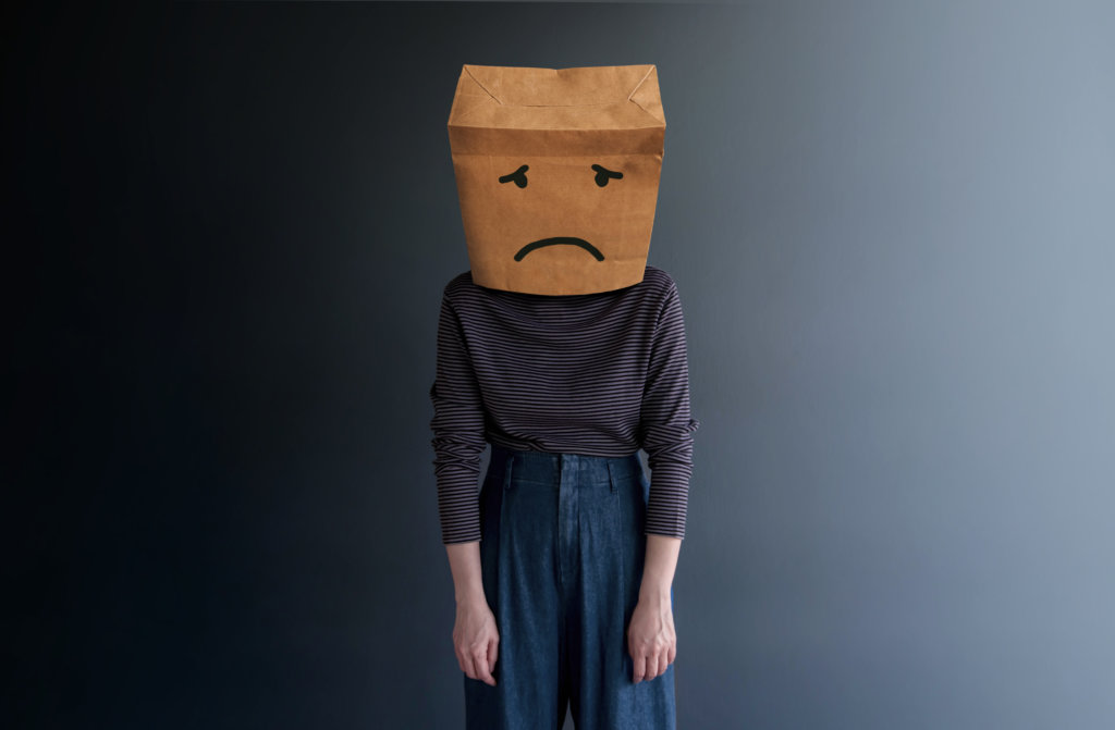 imagem mostra adolescente triste porque está passando pelo processo de autossabotagem.