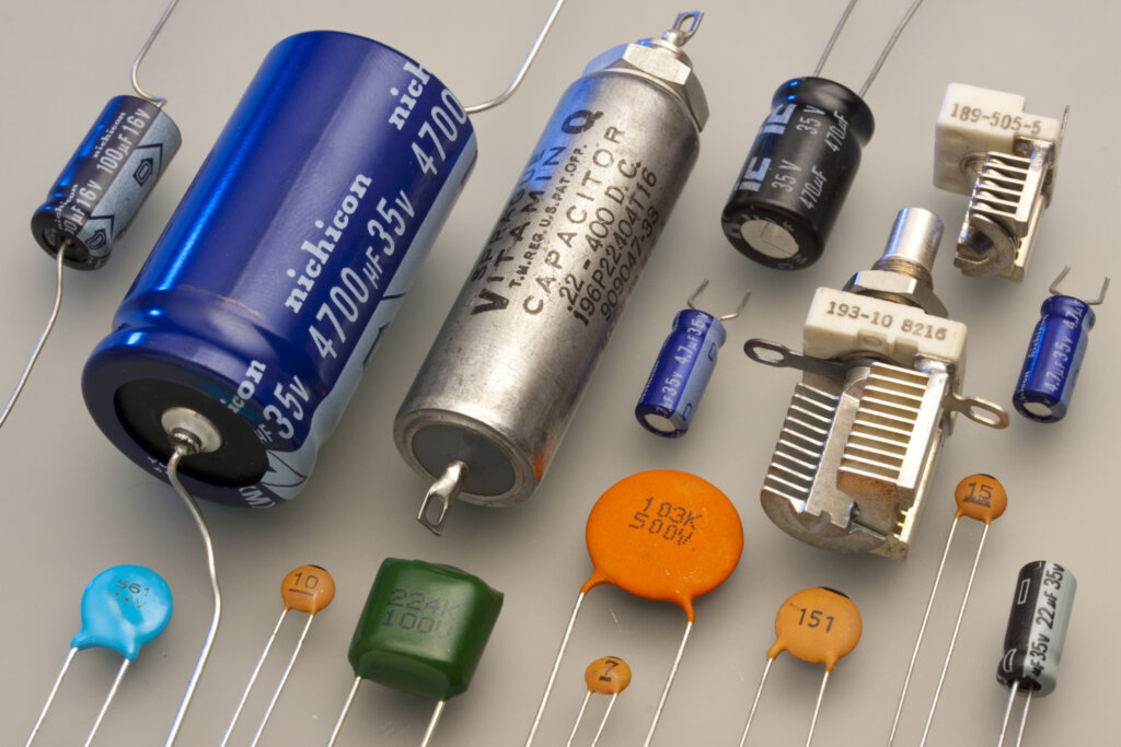 Exemplos de capacitores utilizados em circuitos eletrônicos.