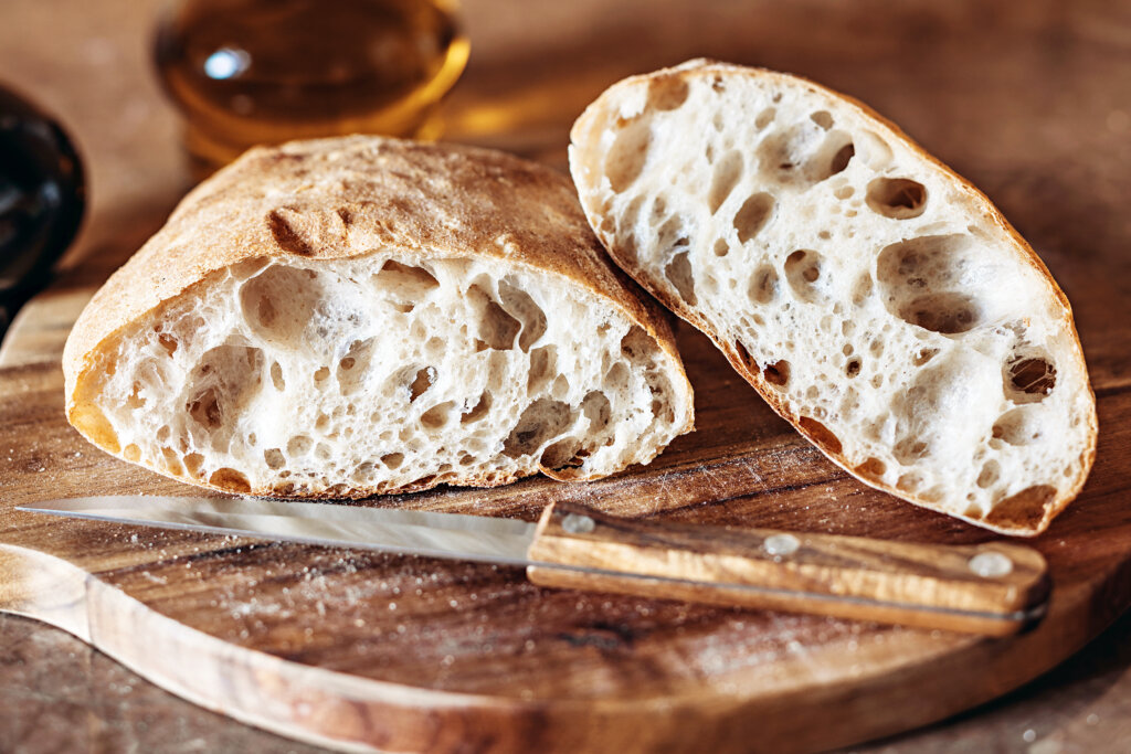 A imagem mostra um dos usos da biotecnologia: produção de pães.