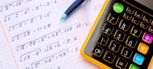 calculadora e caderno com exercícios de matemática