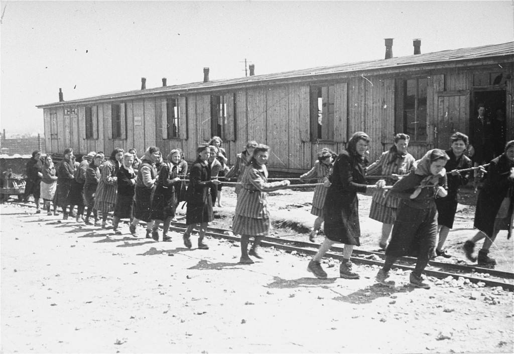 Mulheres trabalhando em campo de concentração durante o Holocausto.