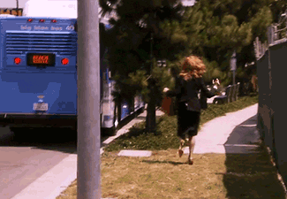 gif correndo atrás do ônibus