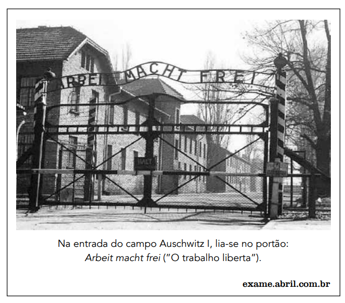 Imagem da entrada do campo Auschwitz. No portão, lia-se "O trabalho liberta". 