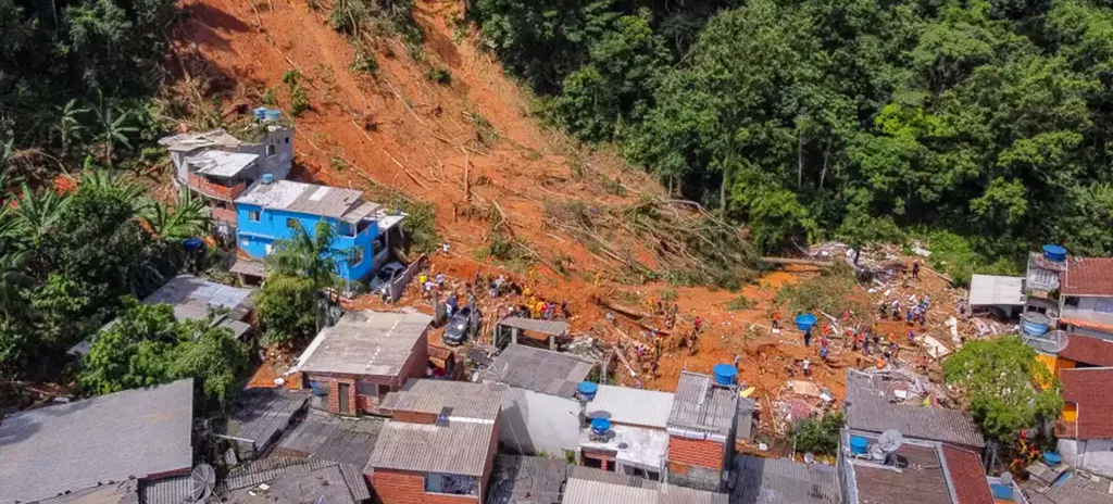 Imagem de tragédia no litoral norte de São Paulo causada por temporais