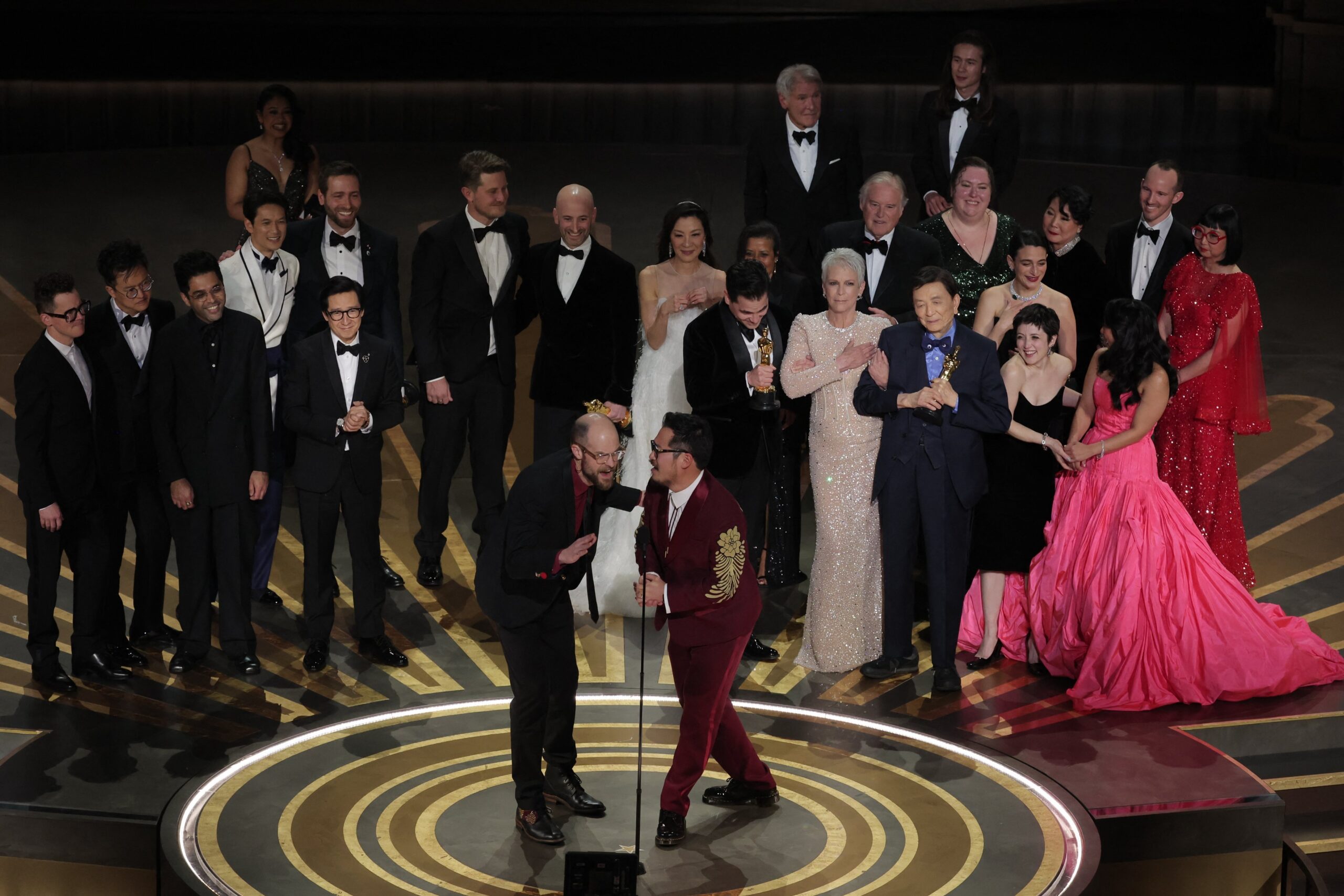 Como citar um filme na redação - a equipe de "Tudo em todo lugar ao mesmo tempo" na 95ª edição do Academy Awards
