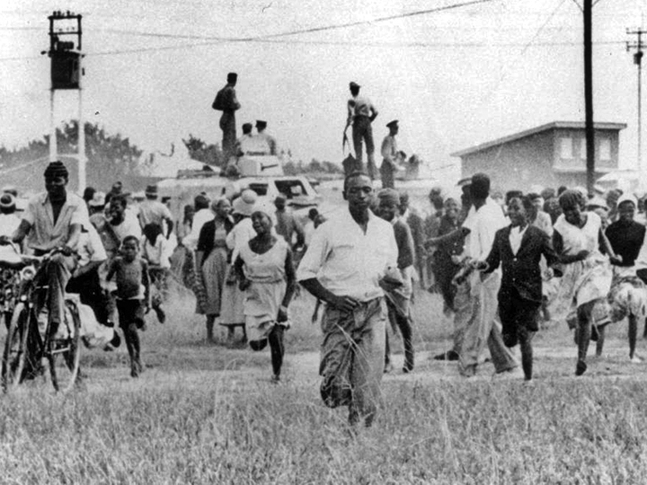 Pessoas negras correndo durante o massacre de Sharpeville na África do Sul