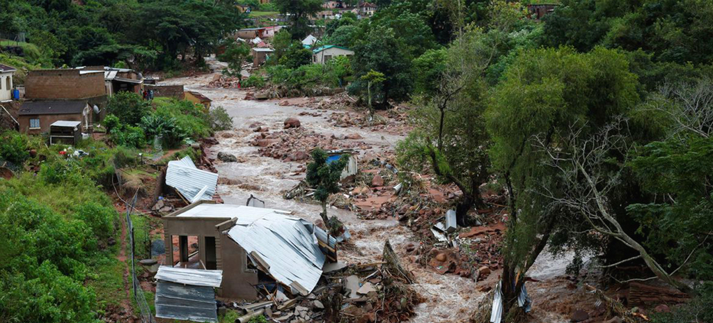 Inundações na província de Kwazulu-Natal, que fica no sul da África, deixaram um rastro de destruição