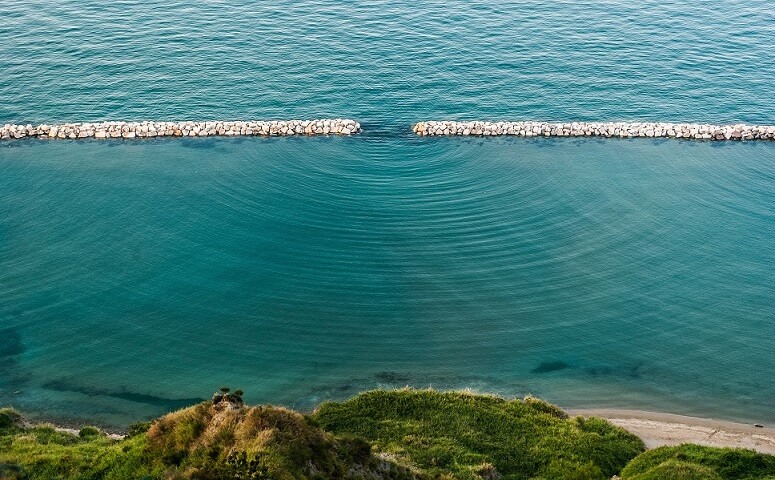 As frentes de onda encurvam ao sofrer difração devido à fenda. (Imagem: Adobe Stock)