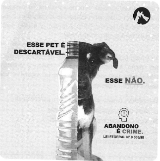 Campanha contra o abandono de animais, mostrando uma garrafa pet ao lado de um cachorro dando ideia de oposição, de que a garrafa é descartável, mas o cachorro não.