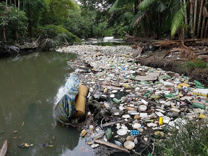 Rio Mindu poluído, em Manaus, Amazonas