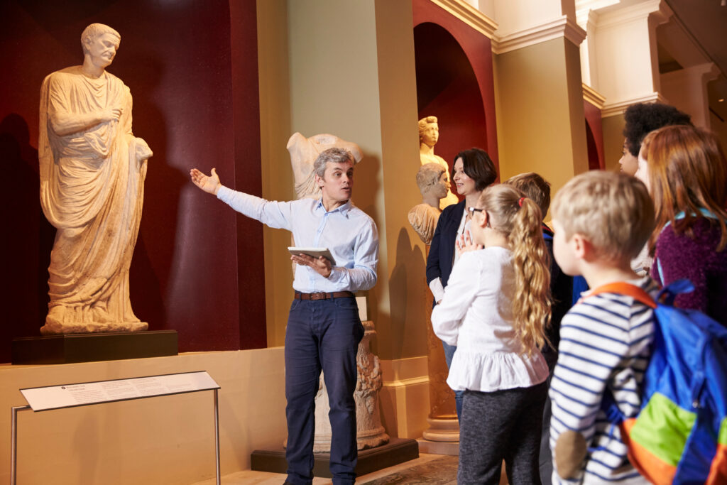 Historiador orientando um grupo de estudantes em uma visita ao museu