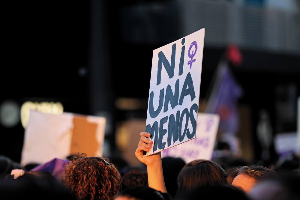 mulher segurando cartaz protesto feminista