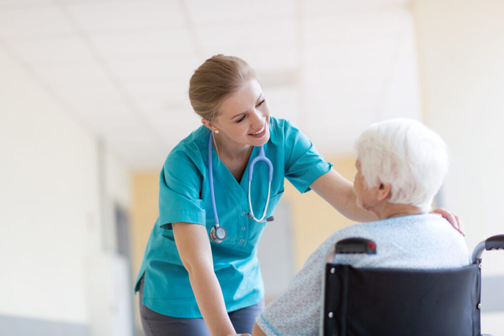 Enfermeira auxiliando um paciente no hospital