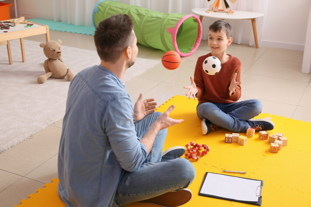 Psicólogo realizando terapia com crianças autista