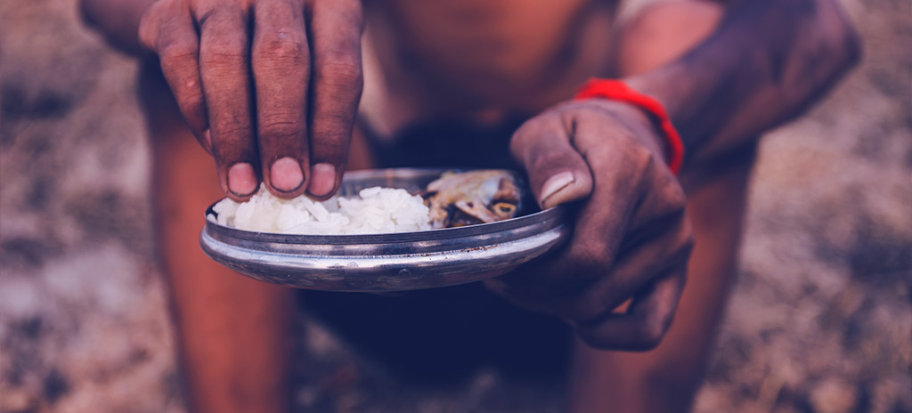 insegurança alimentar - pessoa comendo com as mãos