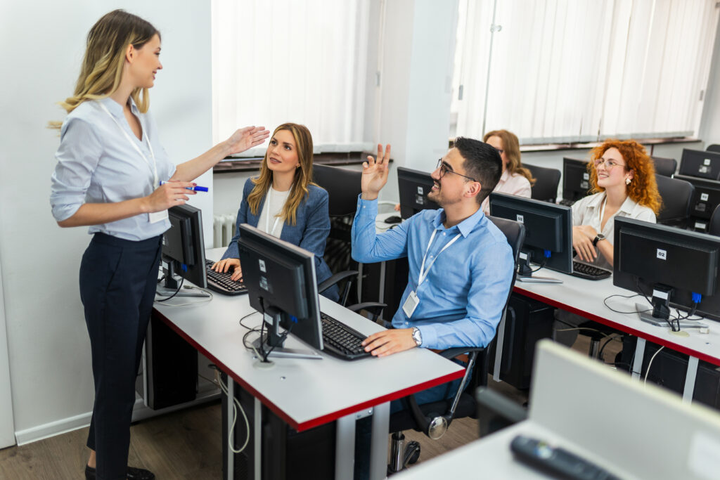 Estudantes em aula de Ciência da Computação