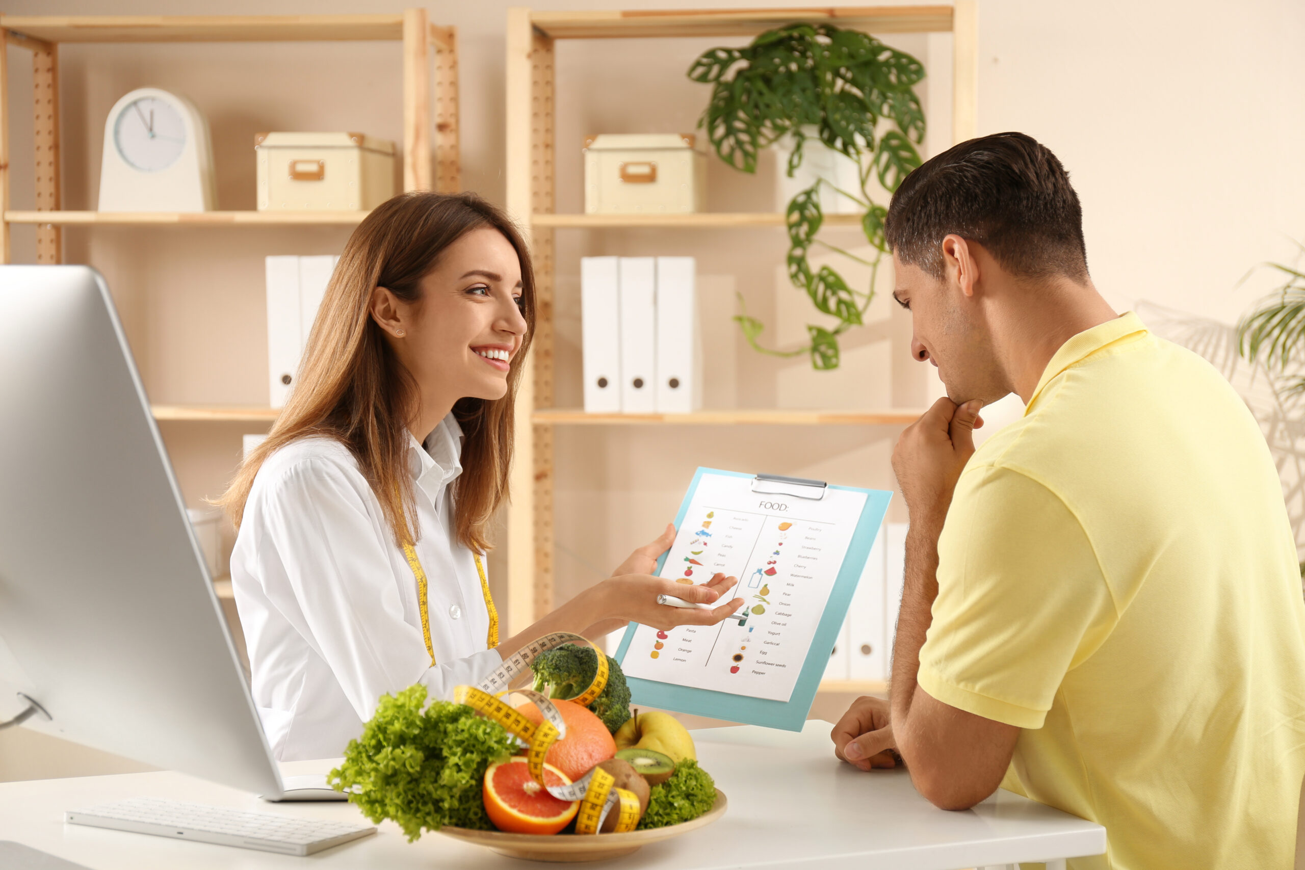 Nutricionista orientando dieta de educação alimentar para paciente