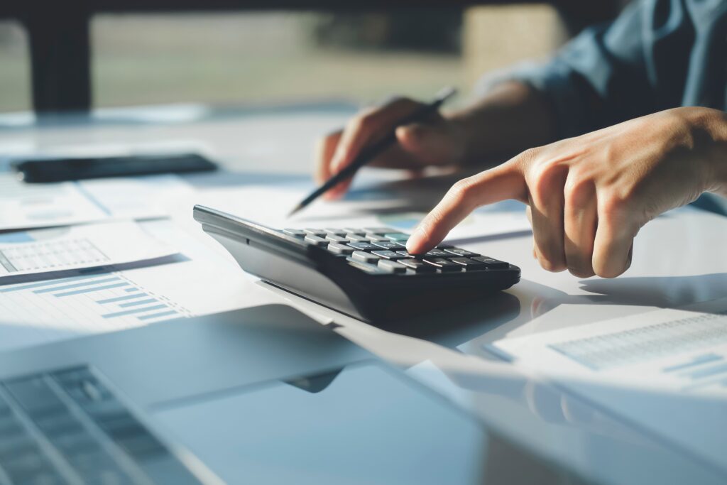 estudante de ciências contábeis realizando cálculos