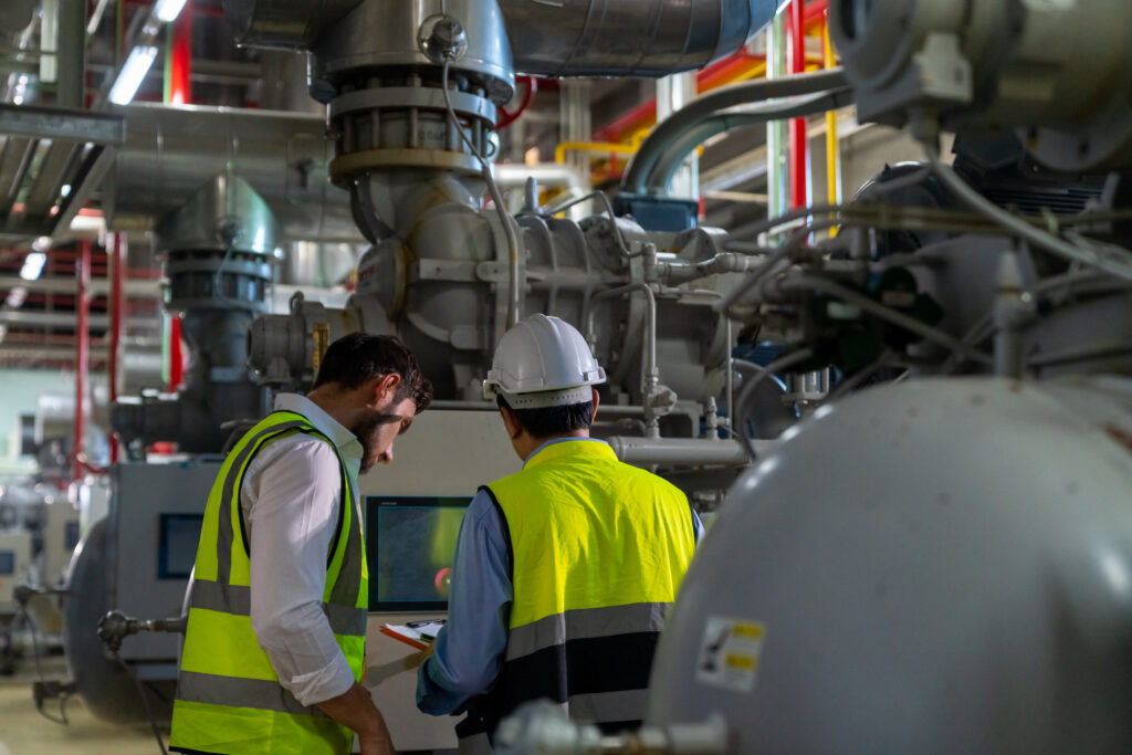 Engenheiros de produção trabalhando em indústria